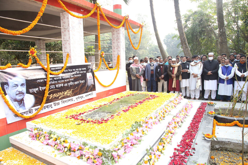 তাজুল ইসলাম মোহাম্মদ ফারুকের কবর জিয়ারত করেছেন রাসিক মেয়র লিটন