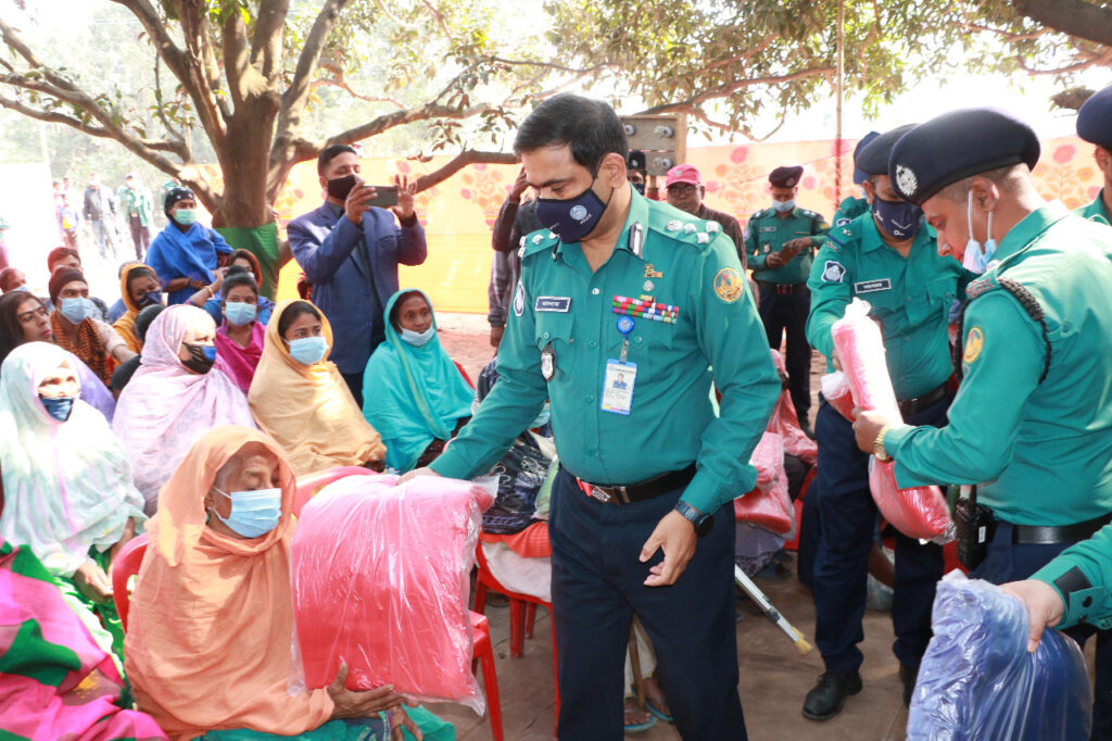রাজশাহীতে শীতবস্ত্র বিতরণ করলেন আরএমপি কমিশনার