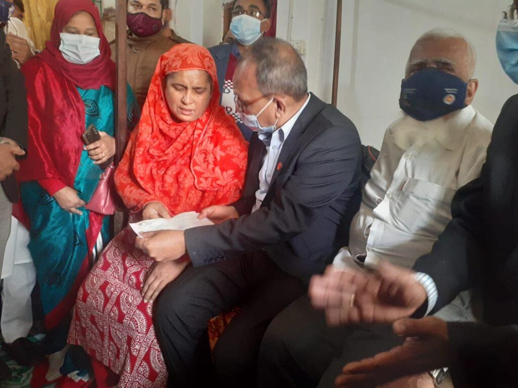 হিমেলের মাকে মাসে ৩০-৩৫ হাজার টাকা দেওয়ার ঘোষণা উপাচার্যের
