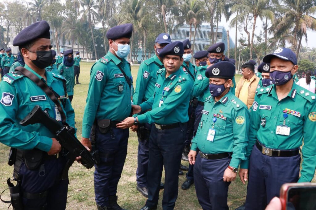 রাজশাহী মেট্রোপলিটন পুলিশ সদস্যদের মাঝে ট্যাকটিক্যাল বেল্ট বিতরণ