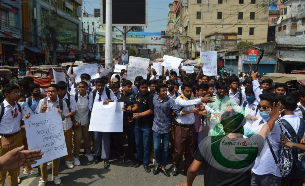 রাজশাহীর সাত স্কুলের ১৯ শিক্ষককে বদলি, শিক্ষার্থীদের বিক্ষোভ