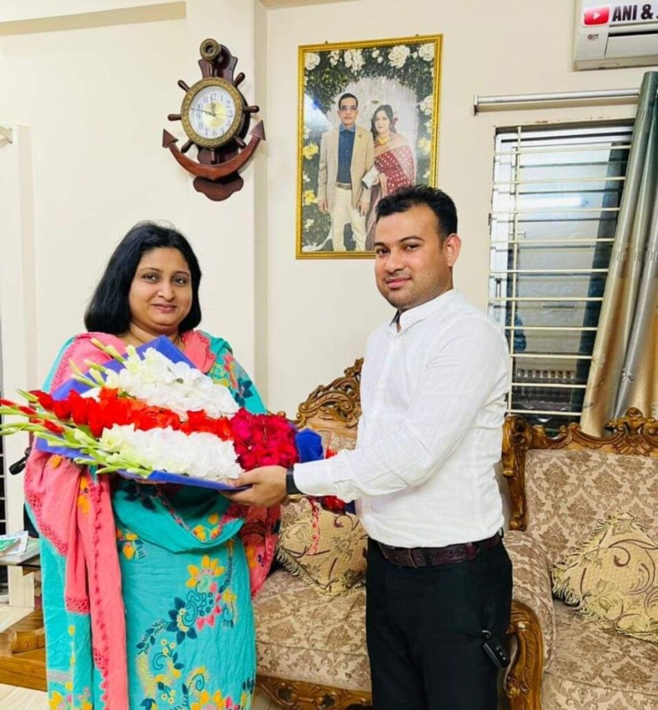 বিসিএস সাধারণ শিক্ষা সমিতির নির্বাচিত সদস্য প্রভাষক খালেদাকে গ্রীন প্লাজা রিয়েল এস্টেটের শুভেচ্ছা
