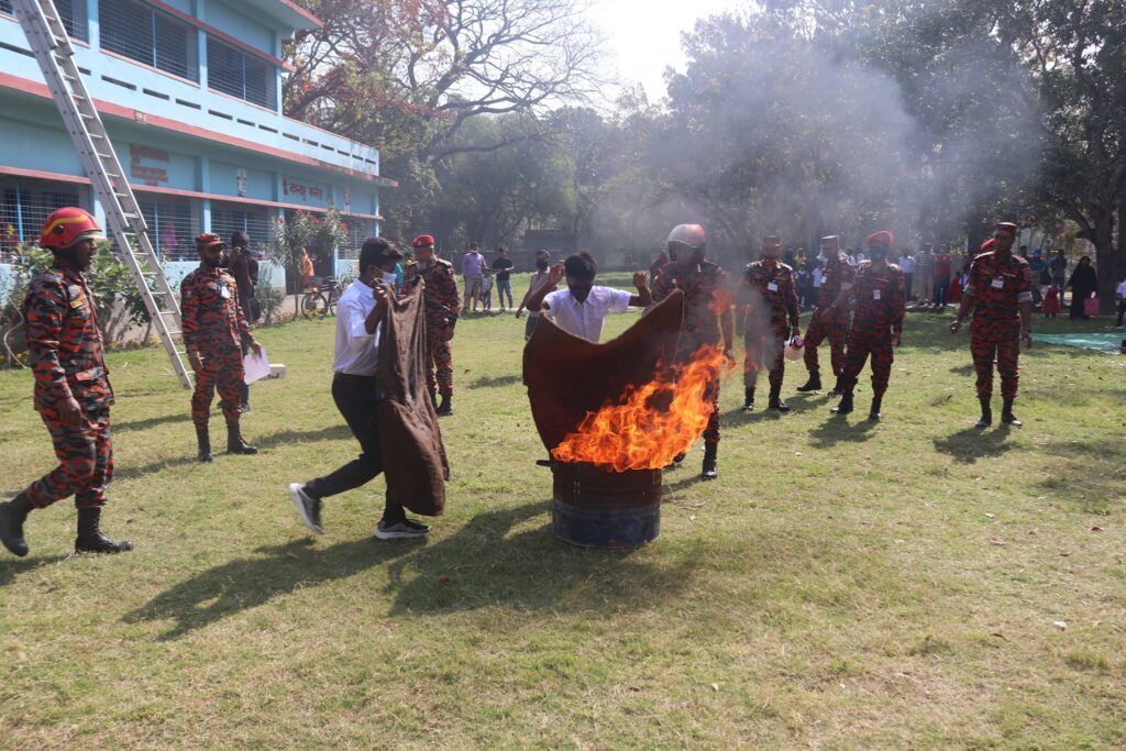 রাজশাহীতে ভূমিকম্প ও অগ্নিনির্বাপণ মহড়া অনুষ্টিত