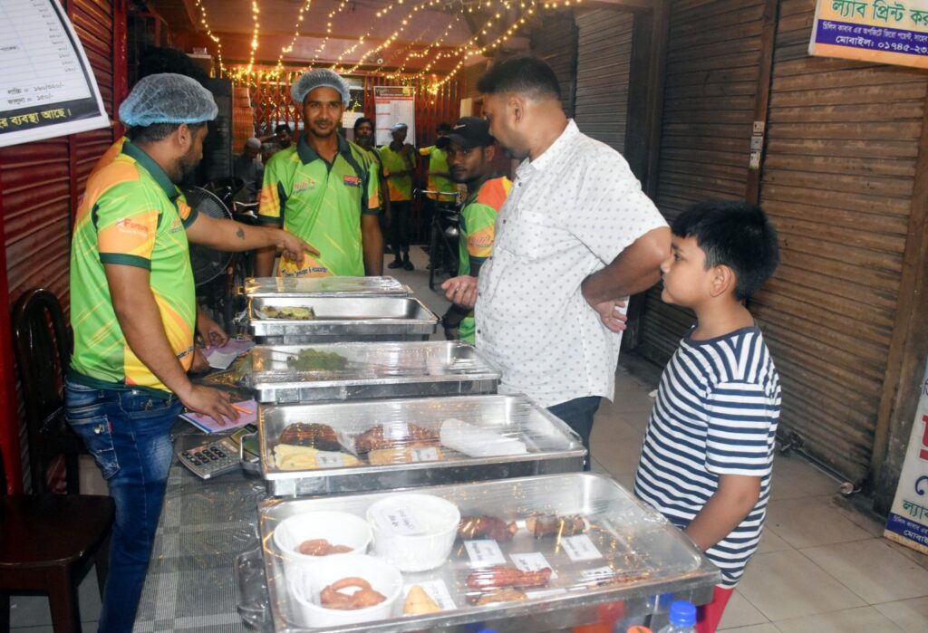 চিলিসে্র ইফতার বিক্রি হচ্ছে প্যাকেজে