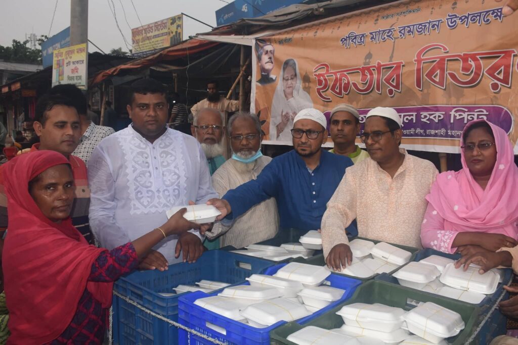 নওদাপাড়ায় ইফতার বিতরণ