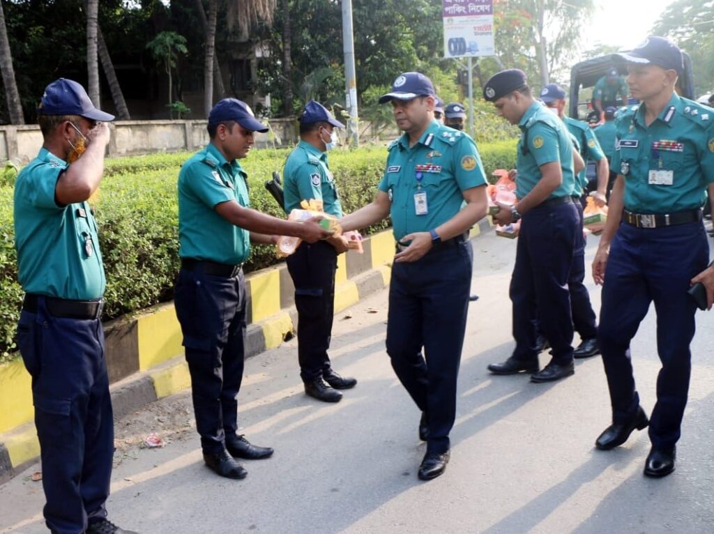 আবারও কর্তব্যরত পুলিশ সদস্যদের মাঝে ইফতার নিয়ে হাজির আরএমপি কমিশনার