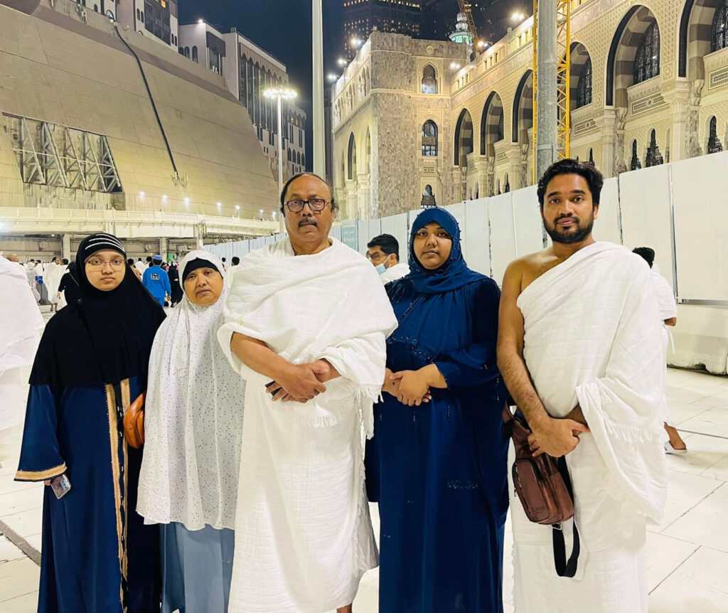 পবিত্র ওমরাহ পালন শেষে সপরিবারে দেশে ফিরেছেন রাসিক মেয়র
