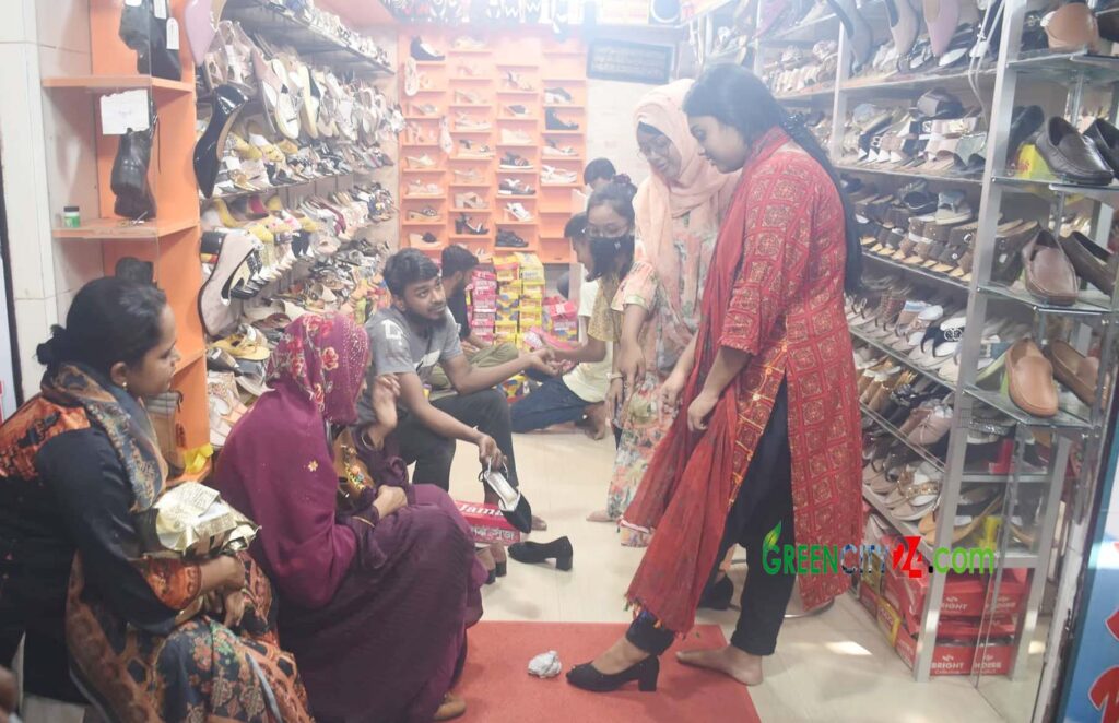রাজশাহীতে জমেছে স্যান্ডেল-জুতার বিকিনিকি