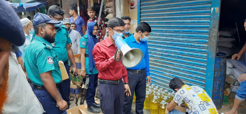 তেল নিয়ে কারসাজি: রাজশাহীর তিন ব্যবসায়ীর ৭৫ হাজার টাকা জরিমানা (ভিডিও)