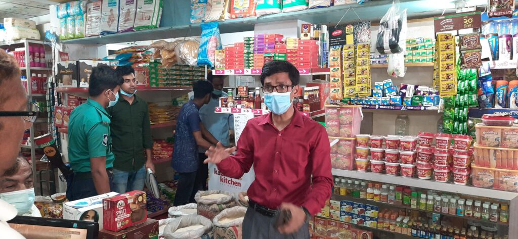 রাজশাহীতে তেলের সঙ্গে অন্য পণ্য কিনতে বাধ্য করা দুই ব্যবসায়ীর জরিমানা 