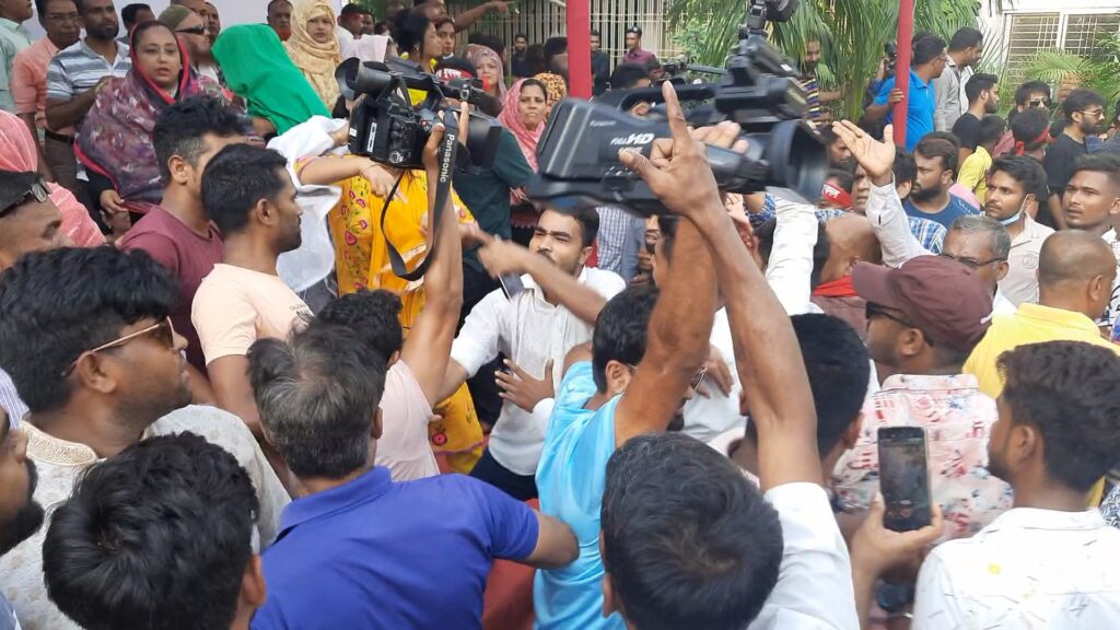 রাজশাহীতে বিএনপির বিক্ষোভ সমাবেশে সাংবাদিকদের উপর হামলা