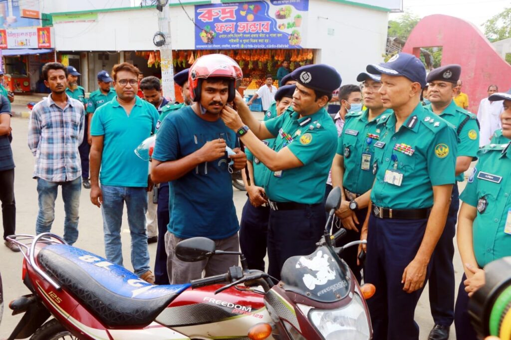 রাজশাহীতে হেলমেট বিতরণ করলেন আরএমপি কমিশনার