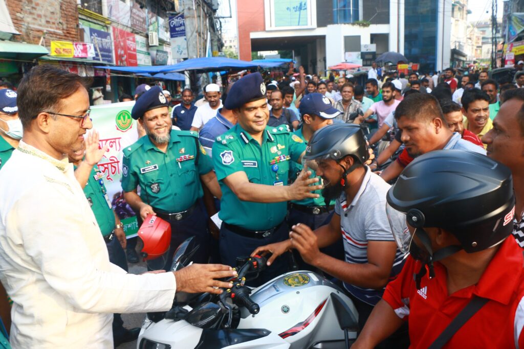 রাজশাহী নগরীতে হেলমেট বিতরণ করলেন আরএমপি কমিশনার