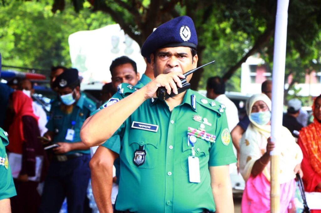 রাবি ভর্তি পরিক্ষা: মাঠ পর্যায়ে থেকে তদারকি করেছেন আরএমপি  কমিশনার
