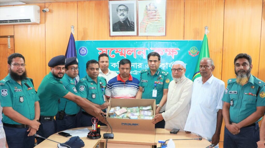 রাজশাহীতে পান ব্যবসায়ীদের ডাকাতি হওয়া উদ্ধারকৃত টাকা হস্তান্তর