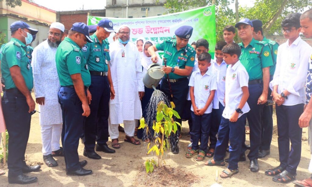 মতিহার ক্রাইম বিভাগে বৃক্ষরোপণ কর্মসূচির উদ্বোধন করলেন আরএমপি কমিশনার