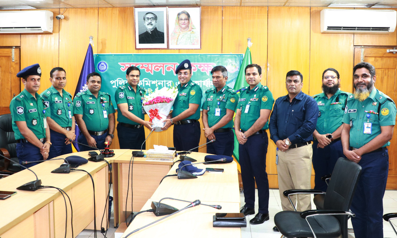 ফুলেল শুভেচ্ছা জানিয়ে স্বাগত জানান আরএমপি কমিশনার