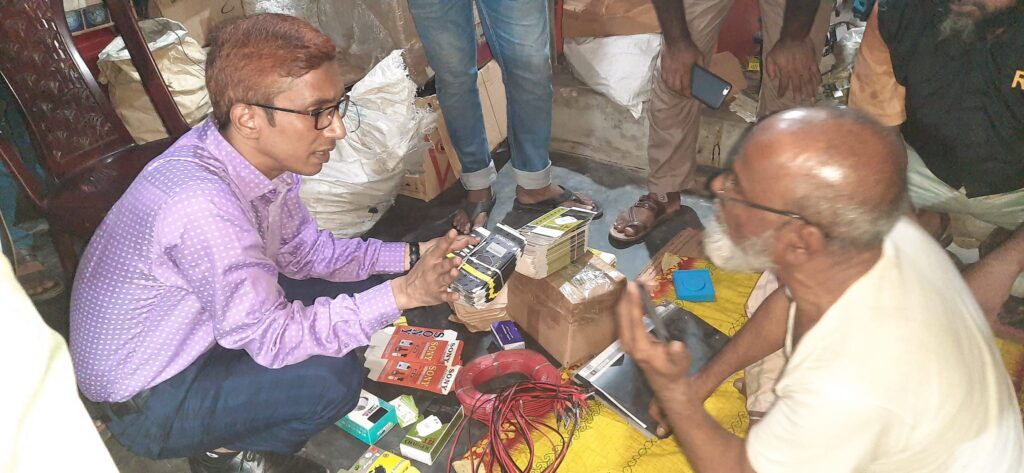 রাজশাহীতে নকল ইলেকট্রিক পণ্য ও কসমেটিক কারখারনায় অভিযান