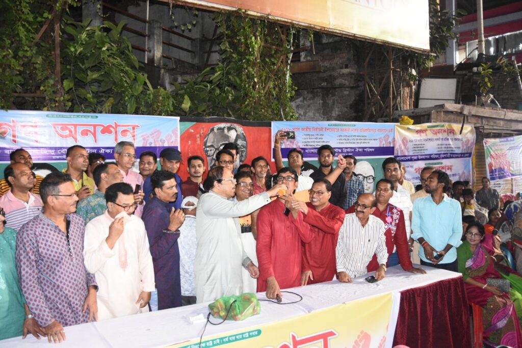 রাজশাহীতে হিন্দু বৌদ্ধ খ্রিস্টান ঐক্য পরিষদের নেতাকর্মীদের গণ অনশন ভাঙালেন রাসিক মেয়র