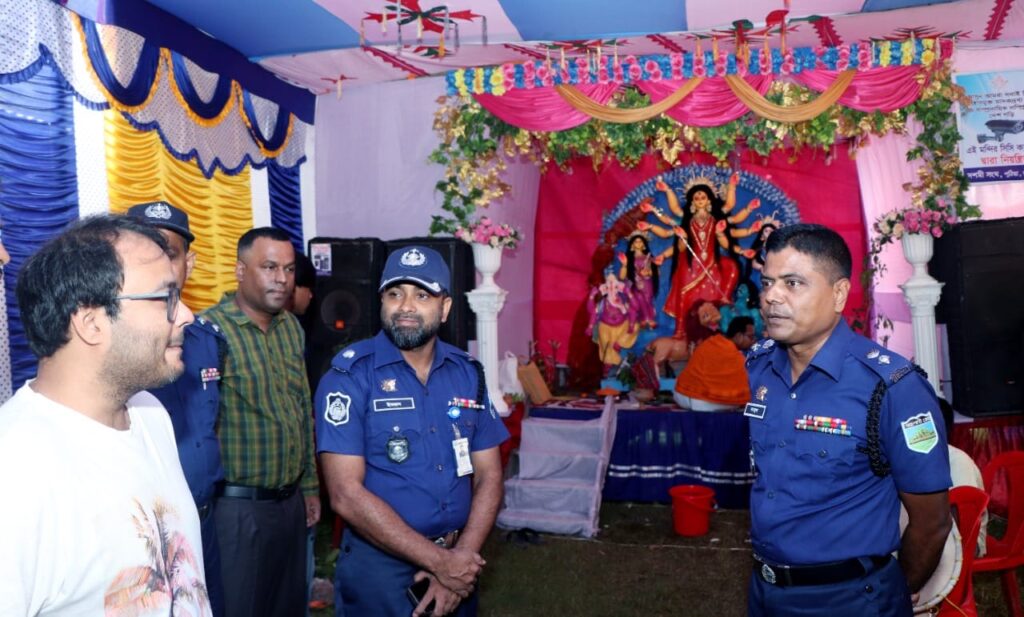 পূজামন্ডপ পরিদর্শনে রাজশাহী পুলিশ সুপার