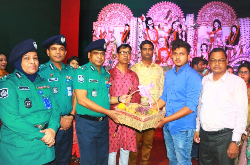 পূজামন্ডপ পরিদর্শনে আরএমপি কমিশনার