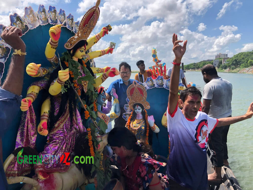 রাজশাহীতে দেবী দুর্গাকে বিদায় দিলেন ভক্তরা
