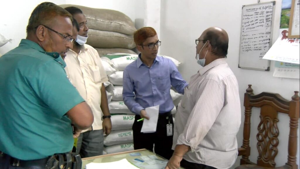 বেশি দামে চিনি বিক্রি করায় রাজশাহীতে তিন প্রতিষ্ঠানকে জরিমানা
