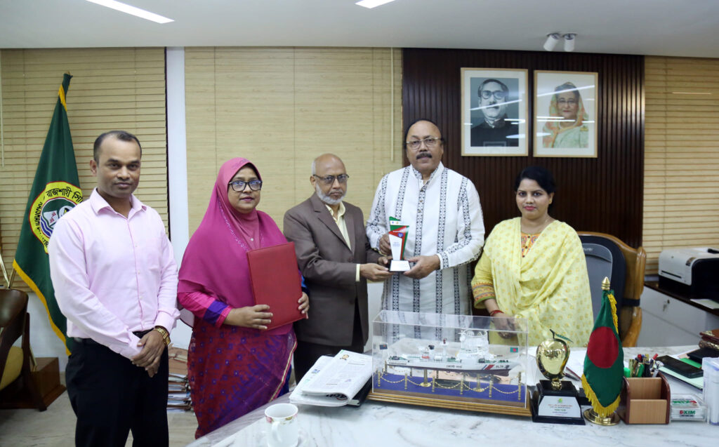 জন্ম ও মৃত্যু নিবন্ধনে দেশসেরা হওয়ার সম্মাননা স্মারক রাসিক মেয়রের নিকট হস্তান্তর