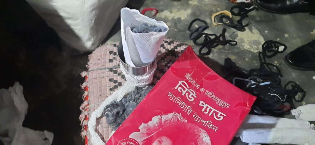 রাজশাহীতে নিম্নমানের তুলা ও ঝুট দিয়ে তৈরি নকল স্যানিটারি প্যাড