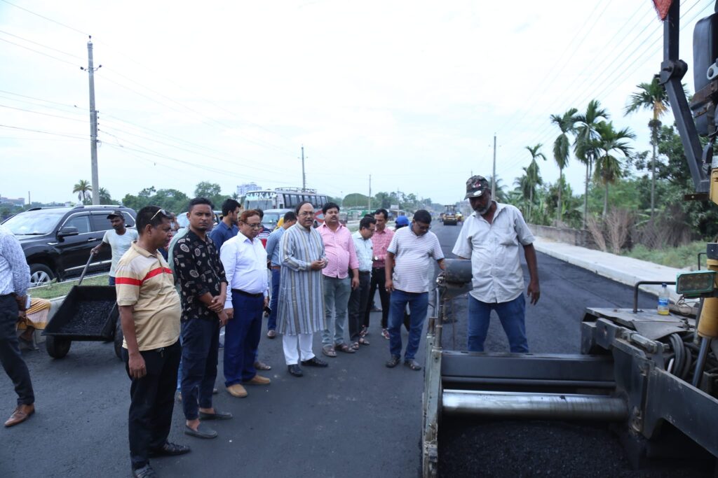 রাজশাহী নগরীর সড়কের কার্পেটিং কাজ পরিদর্শনে মেয়র লিটন