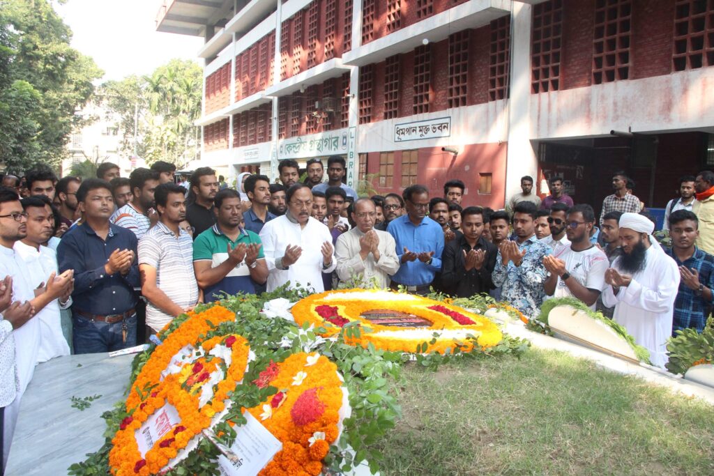 প্রখ্যাত কথাসাহিত্যিক হাসান আজিজুল হকের সমাধিতে রাসিক মেয়রের শ্রদ্ধা 