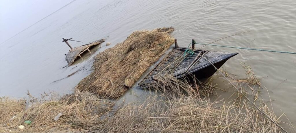 পদ্মায় নৌকা ডুবিতে দু’জনের মৃত্যু