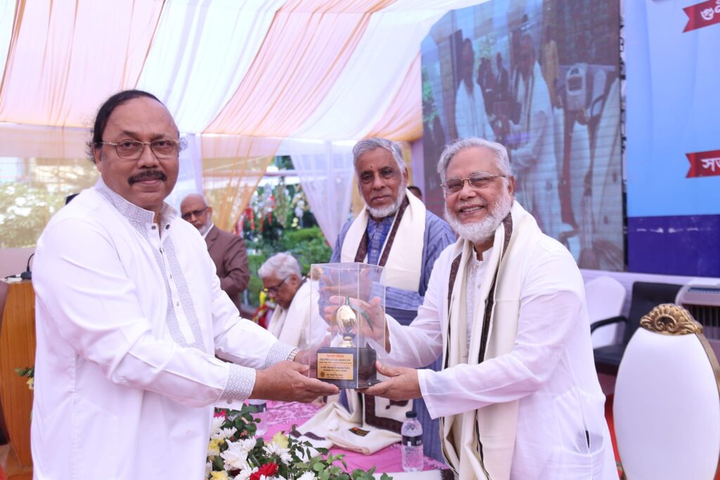 দেশবরেণ্য ৬ জন কর্মকৃতীময় গুণীজনকে সংবর্ধনা দিলেন রাসিক মেয়র