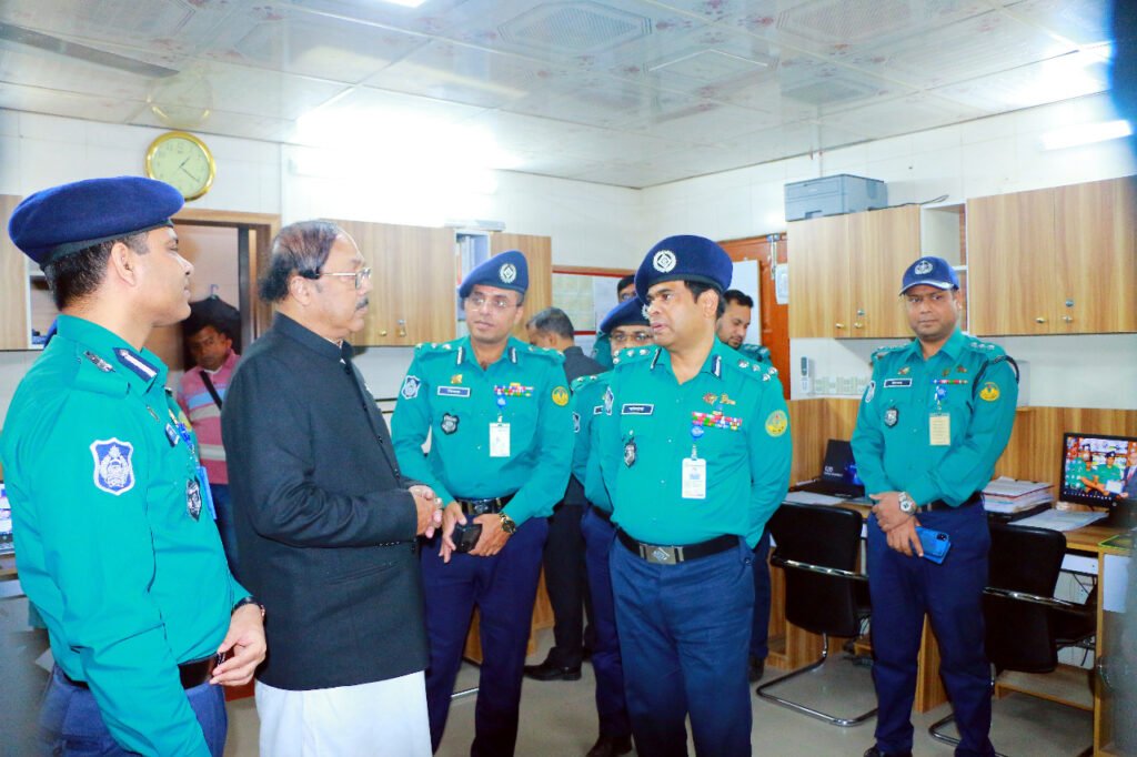 নগর নিরাপত্তায় আরএমপি’র বিভিন্ন কার্যক্রম পরিদর্শনে রাসিক মেয়র