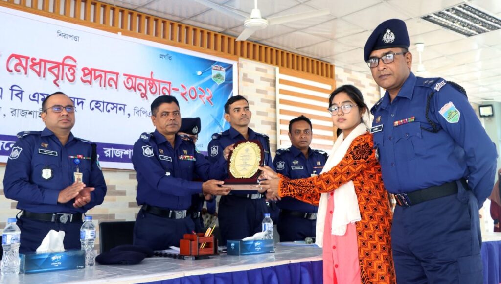 কৃতি শিক্ষার্থীদের বাংলাদেশ পুলিশ মেধাবৃত্তি প্রদান