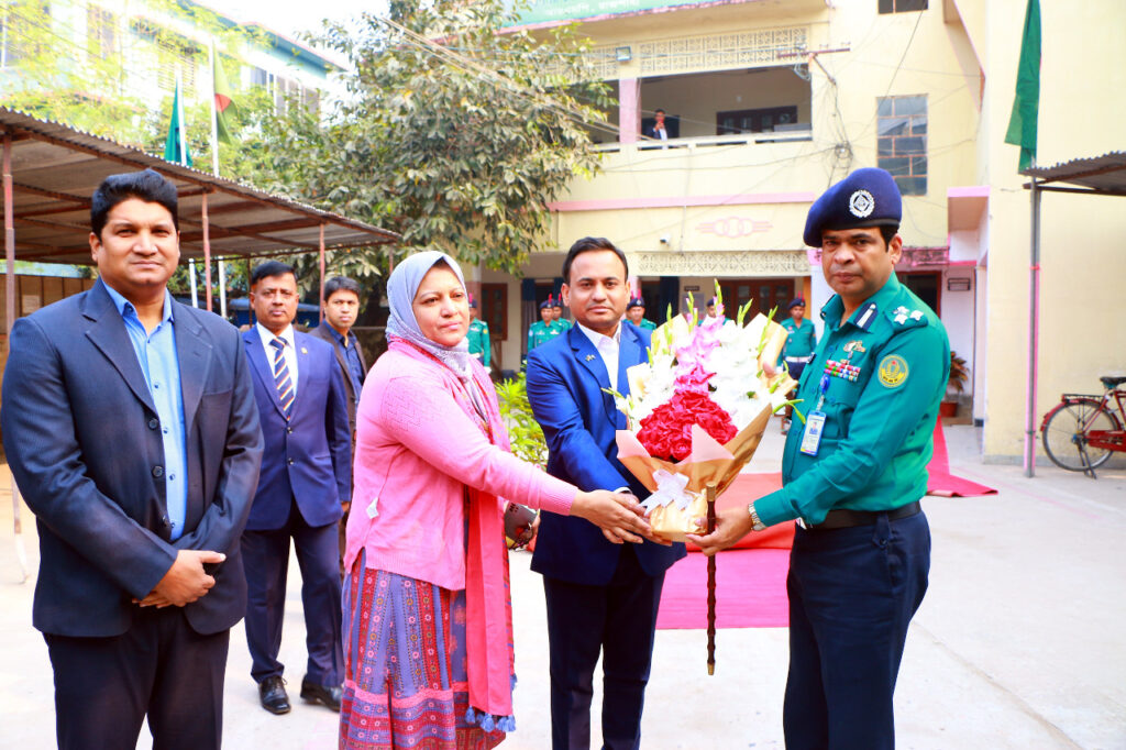 ডিবি অফিস পরিদর্শনে আরএমপি কমিশনার
