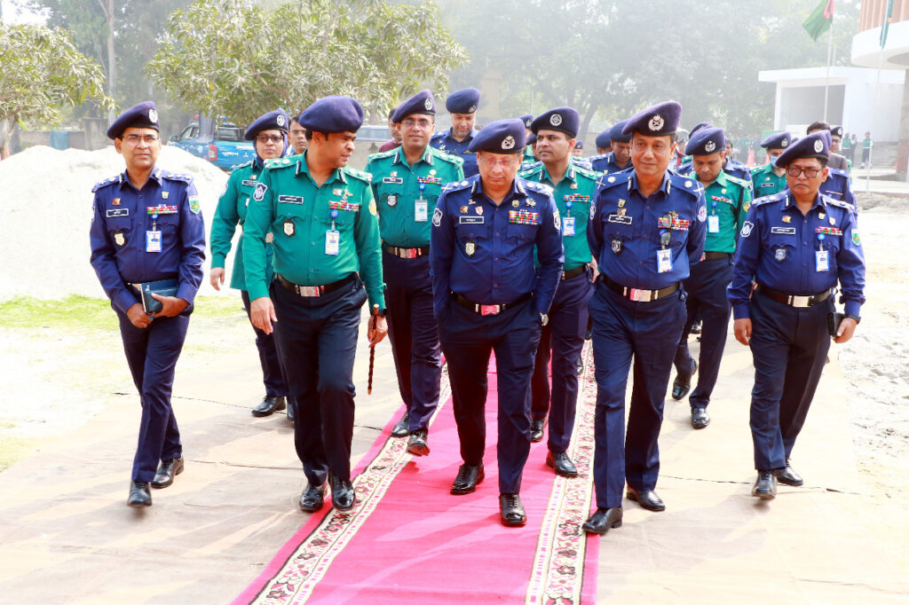 আরএমপির সাইবার ক্রাইম ইউনিট পরিদর্শনে আইজিপি