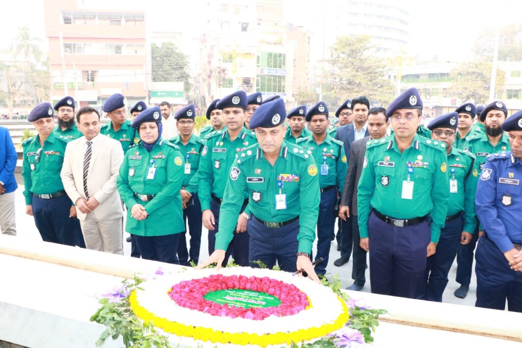 বঙ্গবন্ধুর ম্যুরালে পুষ্পস্তবক অর্পন করলেন আরএমপি’র নতুন কমিশনার