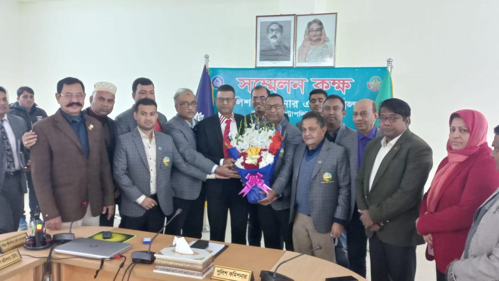 নব-নিযুক্ত আরএমপি কমিশনারকে রাজশাহী চেম্বারের ফুলেল শুভেচ্ছা