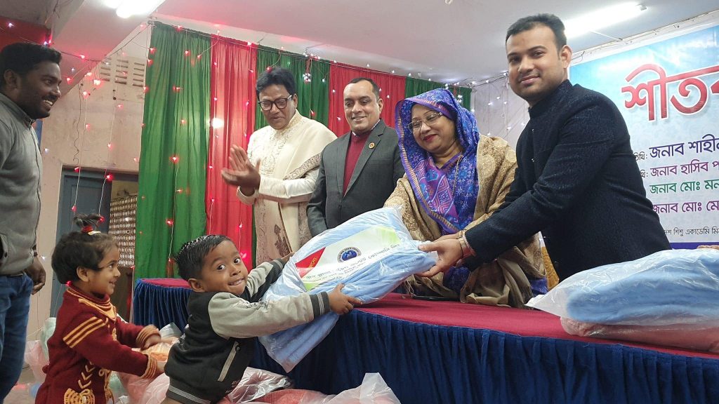 রাজশাহীতে অসহায় শিশুদের শীতবস্ত্র বিতরণ গ্রীণ প্লাজার