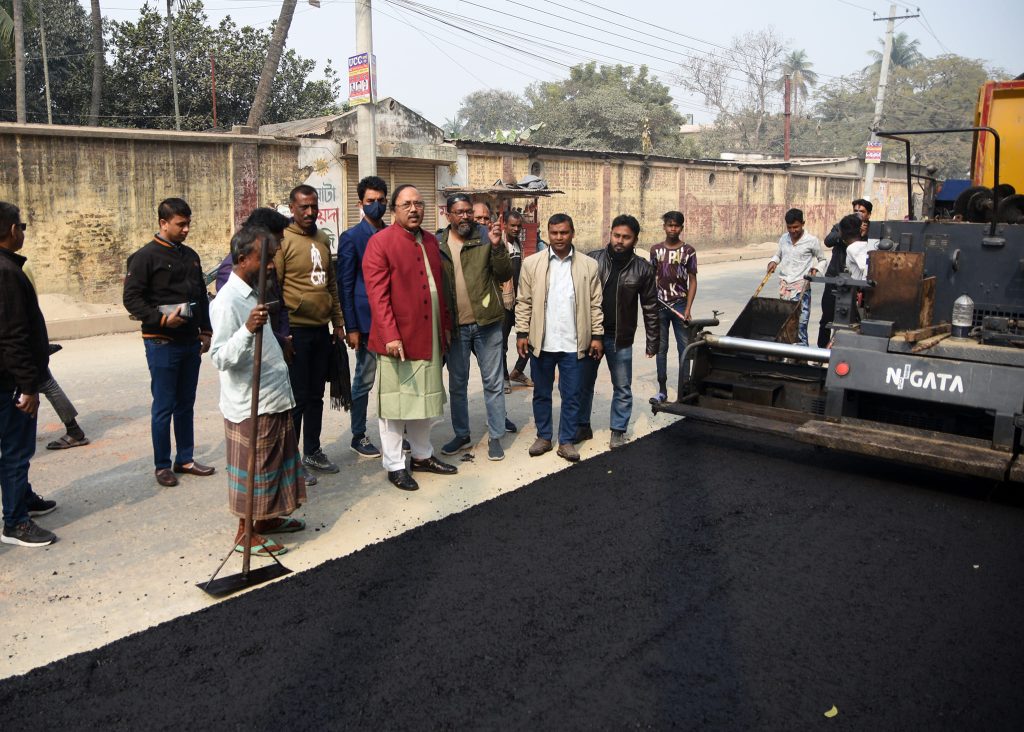 সড়কের কার্পেটিং কাজ পরিদর্শনে মেয়র লিটন