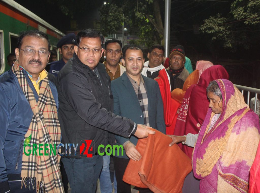 ৩০ হাজার শীতার্তের পাশে জয়পুরহাট পুলিশ সুপার নূরে আলম