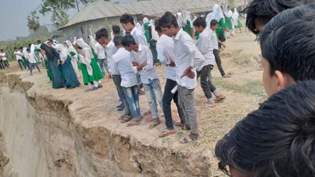 পঞ্চমবারের মতো নদী ভাঙনের কবলে বিদ্যালয়টি