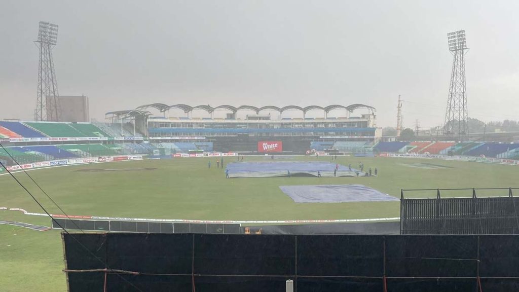 টস হেরে ব্যাটিংয়ে বাংলাদেশ, চট্টগ্রামে বৃষ্টি