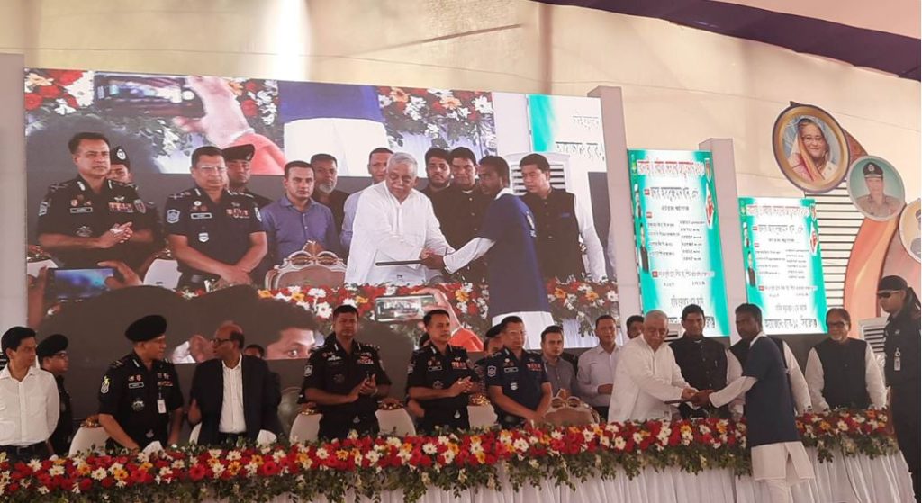 সিরাজগঞ্জে স্বরাষ্ট্রমন্ত্রীর কাছে আত্মসমর্পণ করলেন ৩১৫ চরমপন্থী