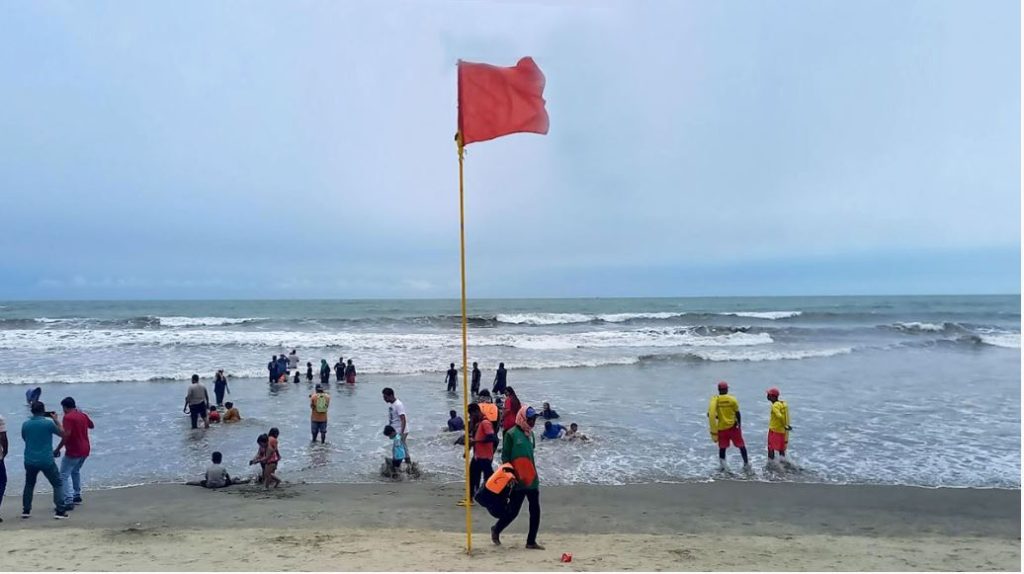 উপকূলে মোখার অগ্রভাগের আঘাত শুরু