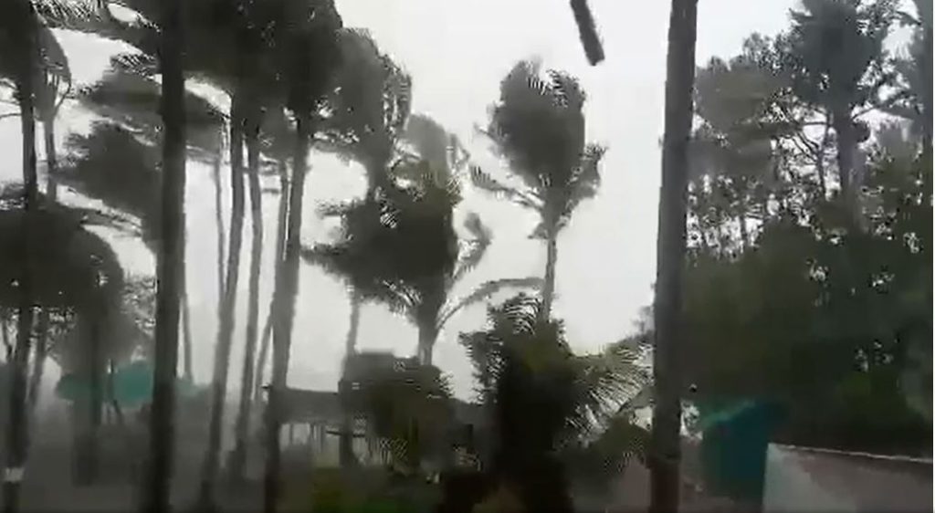 সেন্টমার্টিনে মোখার তাণ্ডব