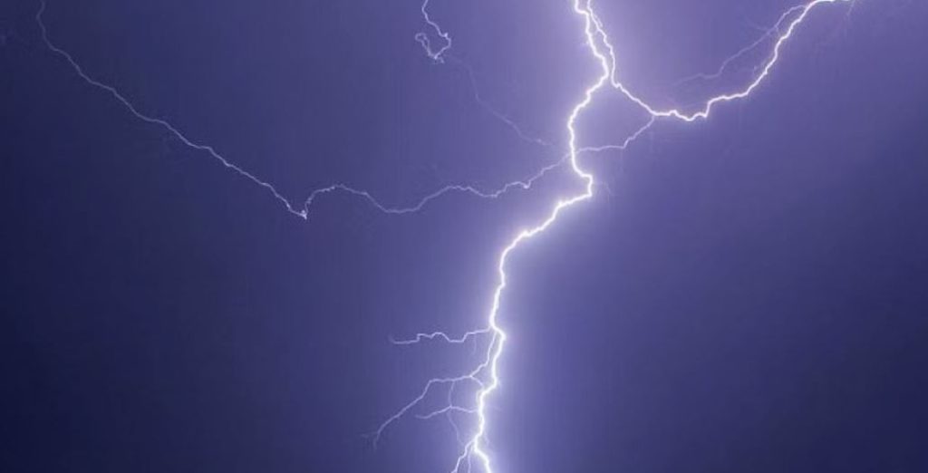 পাবনায় বজ্রপাতে ১৪টি গরুসহ প্রাণ গেল যুবকের