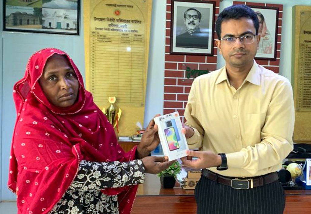 দৃষ্টি প্রতিবন্ধী আশিকের পাশে ইউএনও শাহাদাত
