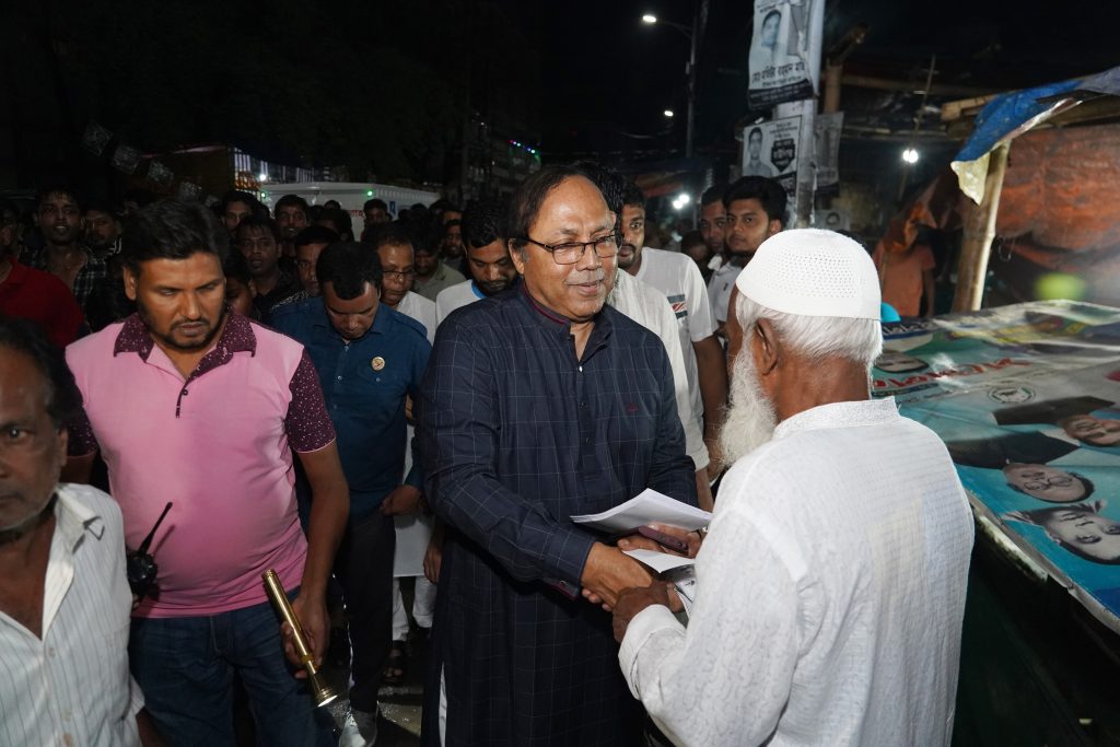 বৃষ্টি উপেক্ষা করে  মেয়র প্রার্থী খায়রুজ্জামান লিটনের গণসংযোগ